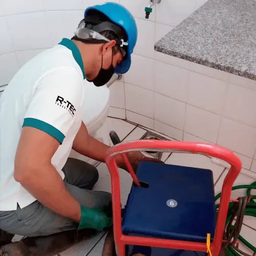 Serviço de desentupimento de esgoto